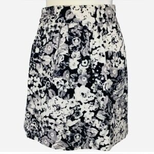 Gap size 4 Navy/white floral mini skirt